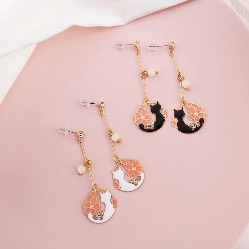 Adorable Chat Avec Des Boucles D'oreilles Sakura