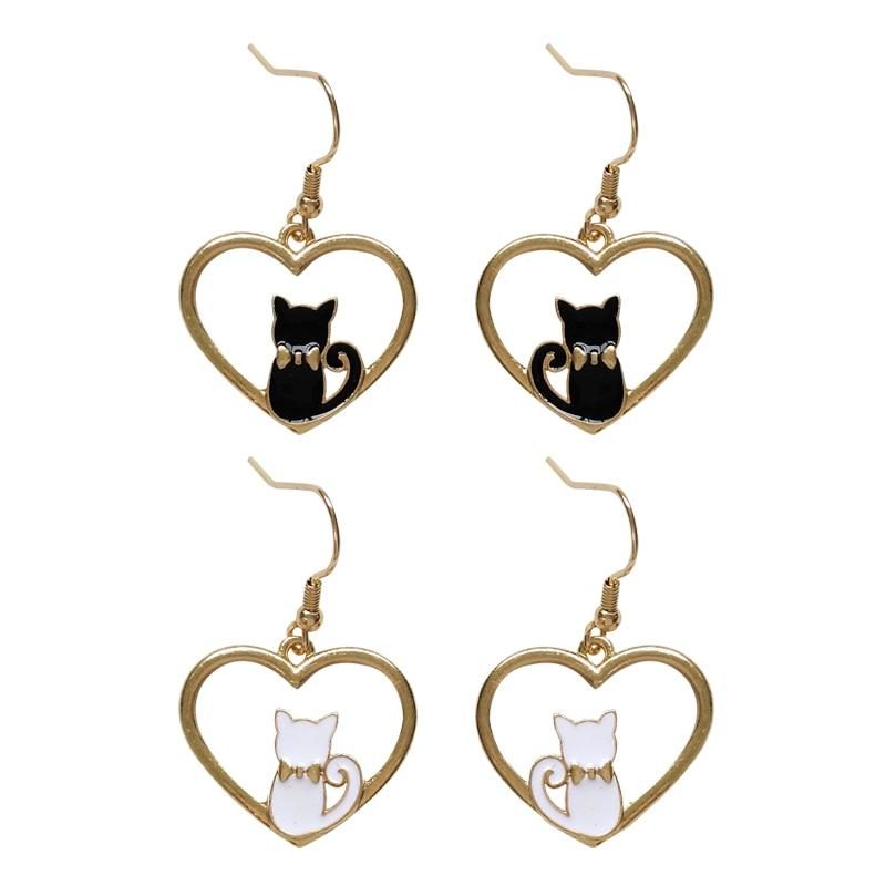 Chat Assis Sur Des Boucles D'oreilles Coeur