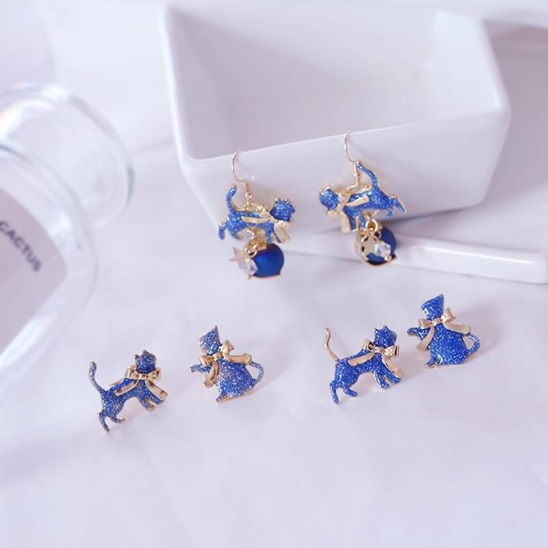 Chat Bleu Avec Boucles D'oreilles En Or