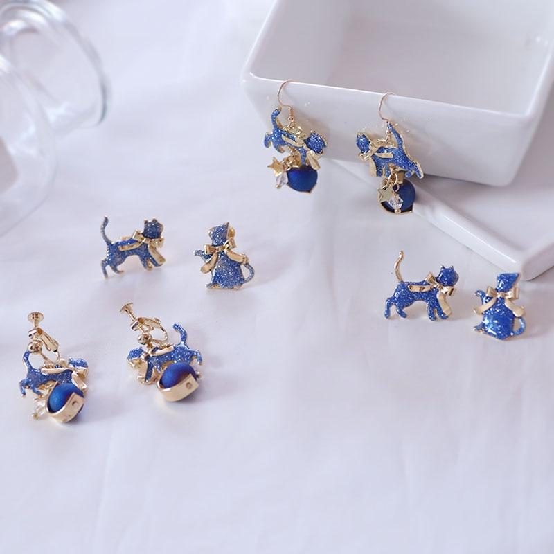 Chat Bleu Avec Boucles D'oreilles En Or