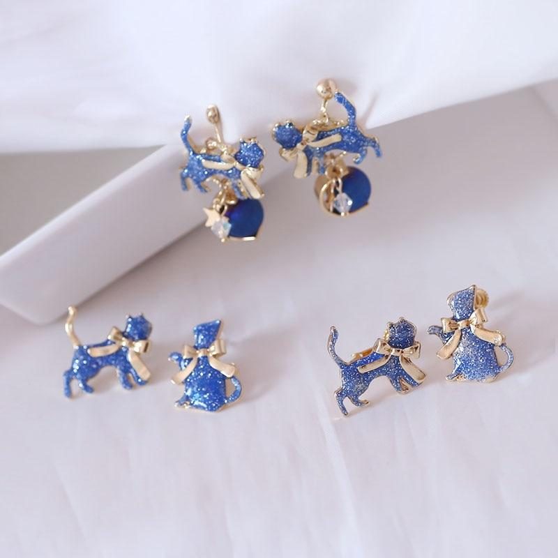 Chat Bleu Avec Boucles D'oreilles En Or