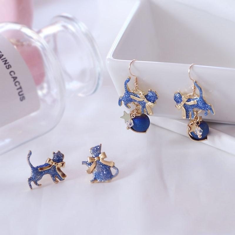 Chat Bleu Avec Boucles D'oreilles En Or