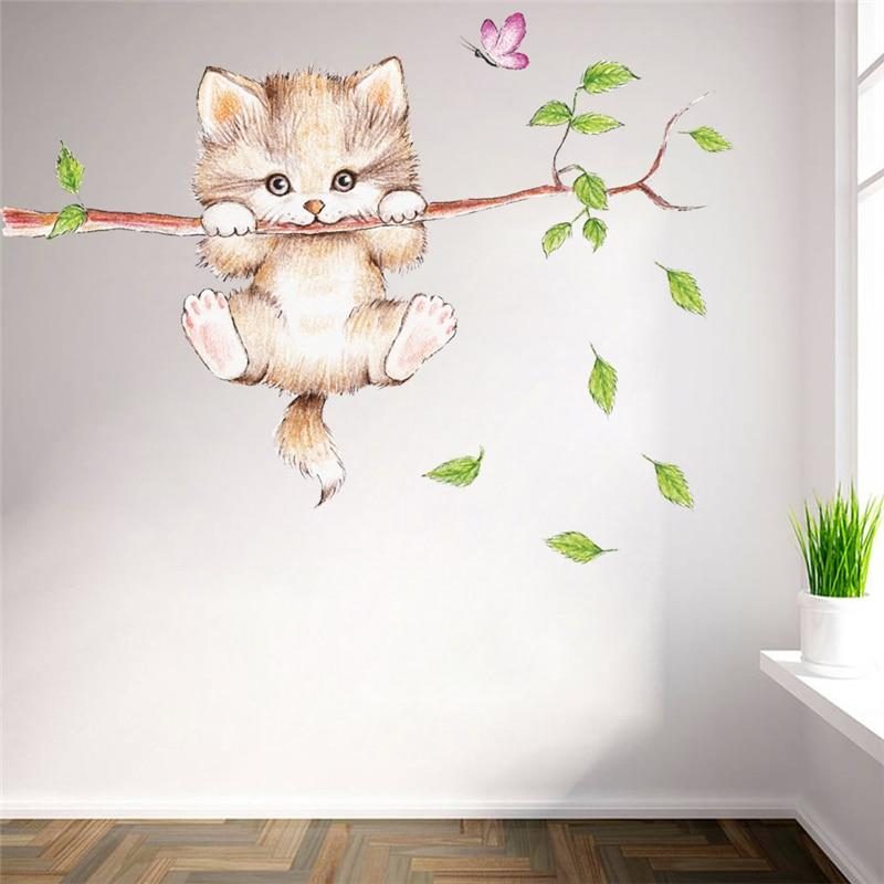 Chat Mignon Mordant Une Branche D'arbre