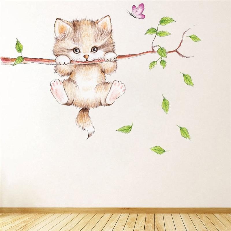 Chat Mignon Mordant Une Branche D'arbre