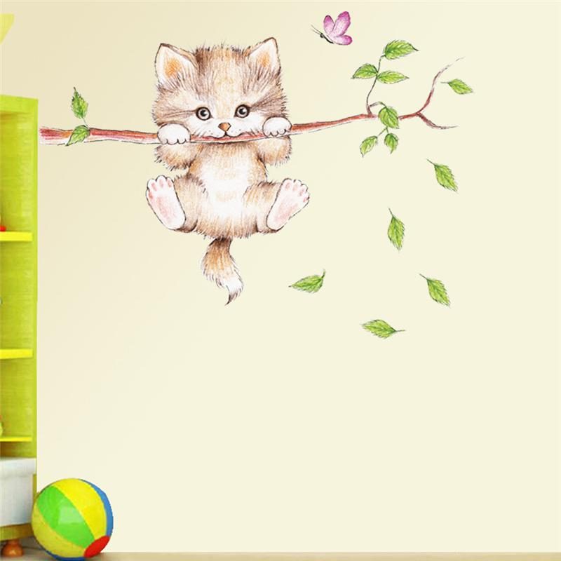 Chat Mignon Mordant Une Branche D'arbre