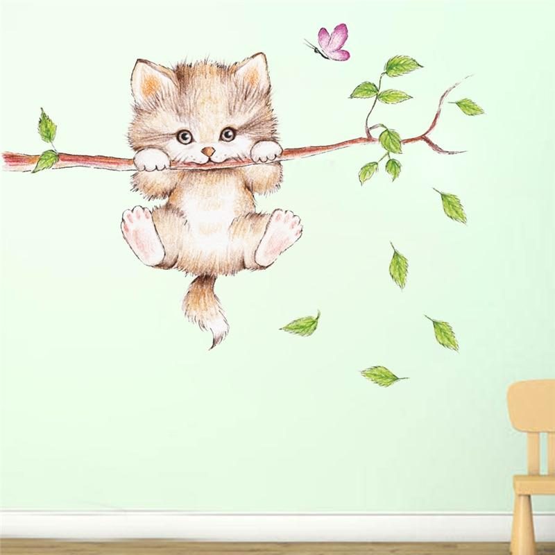 Chat Mignon Mordant Une Branche D'arbre