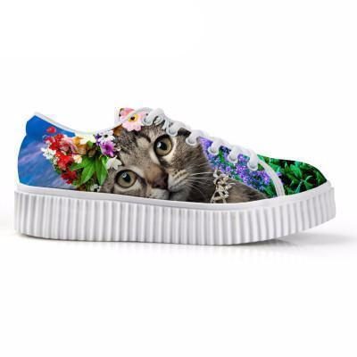 Chat Noir Décontracté Avec Des Chaussures Plates À Lacets À Plateforme Florale Imprimées