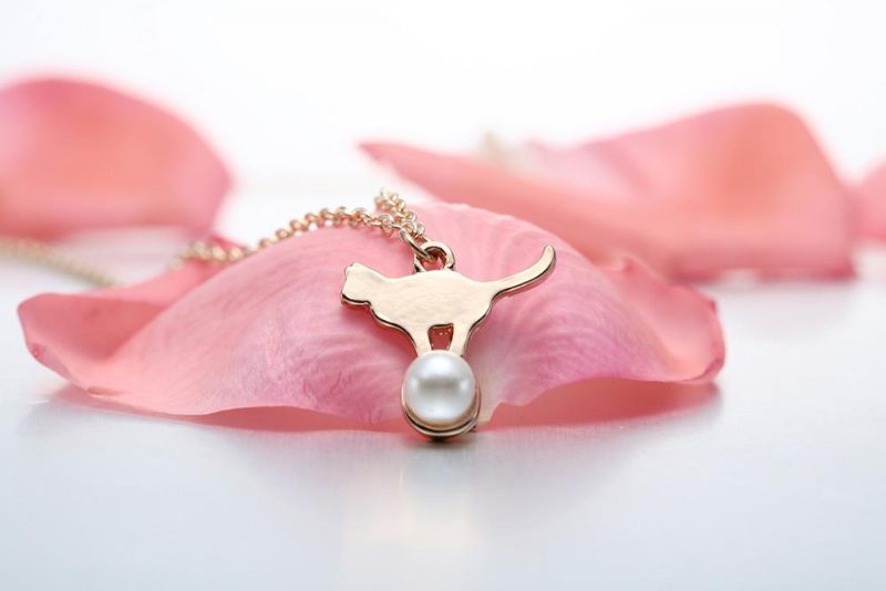 Collier Pendentif Perle Jouant Au Chat Avec Boule