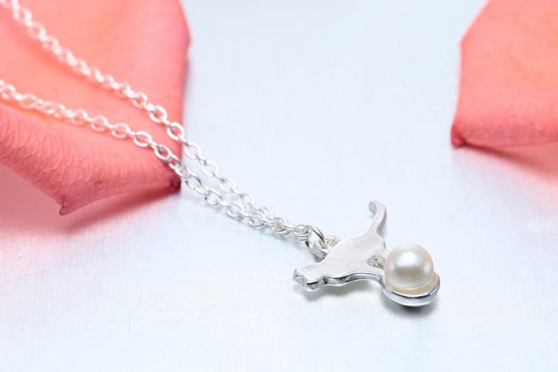 Collier Pendentif Perle Jouant Au Chat Avec Boule